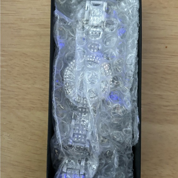 New Women’s luxury Rhinestone Quartz Watch - Picture 3 of 4